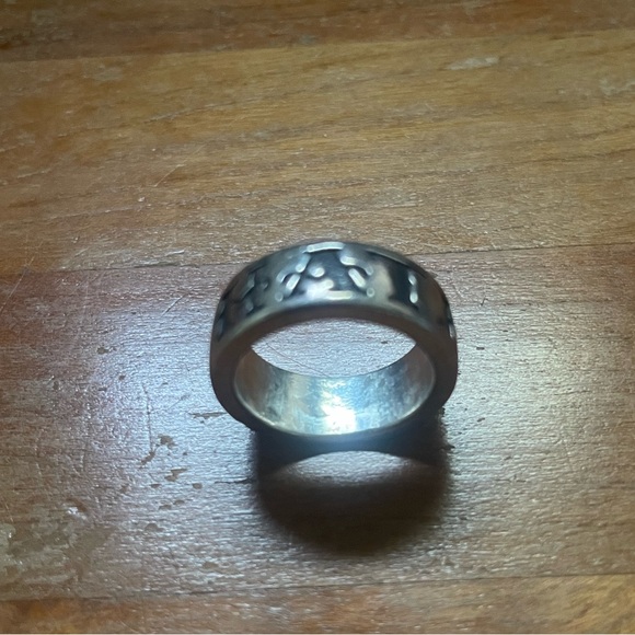 Chunky silver ring with engraved lettering “hate” - Picture 3 of 5